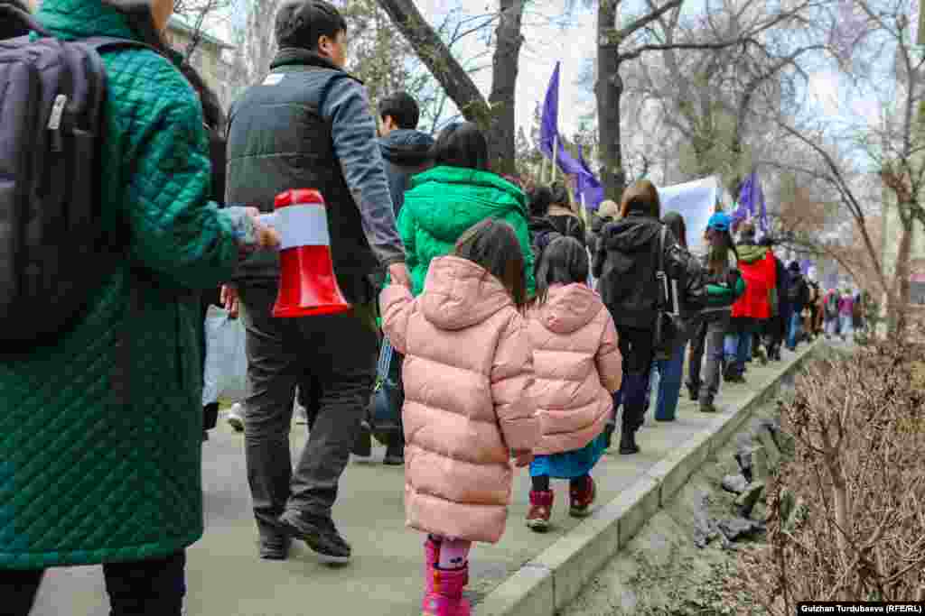 Акциянын айрым катышуучлары кыздары, жаш балдары менен чыгышкан.&nbsp;