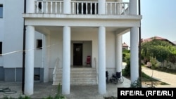 Casa Cora situată pe strada Camil Petrescu din Orașul Voluntari a fost închisă după ce săptămâna trecută polițiștii și anchetatorii au găsit oamenii maltratați de îngrijitori.