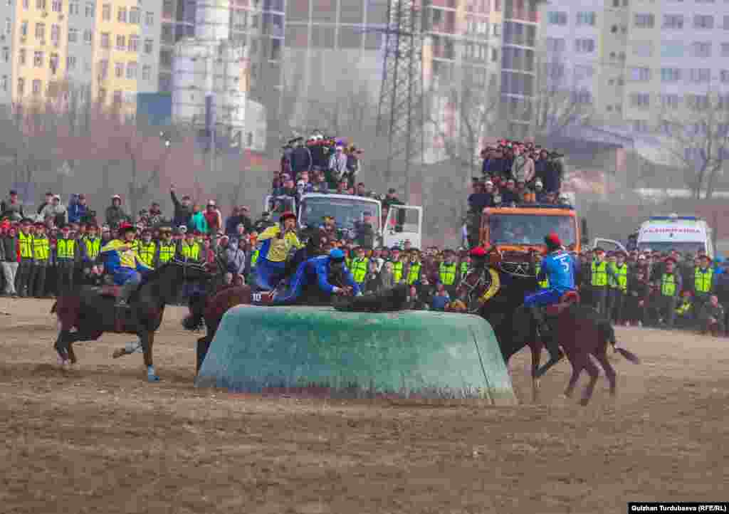 Биринчи бөлүктө "Ынтымак" эсеп ачты. Эки улакты тең "Сары-Өзөндүн" тайказанына&nbsp;Нуржан Мелисбек уулу&nbsp;салды.&nbsp;