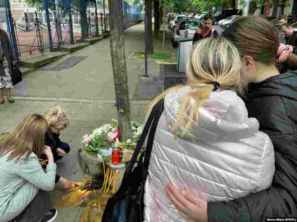 I tokom dana okupljeni su polagali cveće i palili sveće pred školom