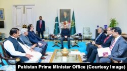 وزيراعظم شهباز شریف د مارچ پر ۱۳مه له علي امين ګنډه پور (کیڼ لوري ته په سر کې) سره خبرې کوي.