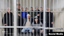 Камакта жаткан саясатчылар.