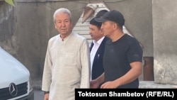 Адахана Мадумарова забирают из МВД на судебное заседание, Бишкек. 2 сентября 2023 г.