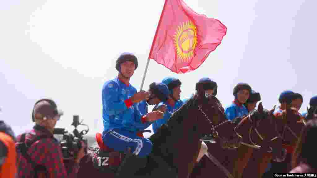 &ldquo;Ынтымак&rdquo; командасы финалда &ldquo;Астана&rdquo; командасын 10:1 менен эсебинде жеңди.&nbsp; "Казакстандан келген "Астана" командасынын аттары жер улакка ойноп, тайказанга көнбөй, токтобой атты. Ошондон улам да аларга улак салганга кыйын болуп калды. Бирок оюнчулары күчтүү экен. Абадн мыкты оюн болду", - деди "Ынтымактын" оюнчусу Өмүрбек Эсен уулу мелдештен соң.