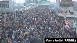 Mijëra qytetarë në Beograd duke protestuar kundër dhunës, 12 maj 2023.