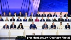 A. Lukaşenka ýygnagyň rus ýadro ýaraglarynyň ýurtda ýerleşdirilmegini göz öňünde tutýan täze harby doktrinany biragyzdan kabul edendigini aýtdy.