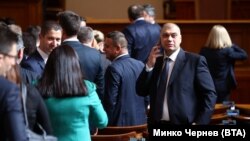 Димитър Аврамов от ДПС (с телефона). Архивна снимка.