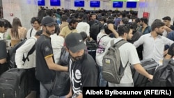 Мекенине кайтып жаткан пакистандык студенттер “Манас” аэропортунда. 2024-жылдын 21-майы. 