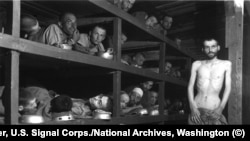 Освободени затворници от Бухенвалд в барака 56 на малкия лагер. Прав вдясно: Симон Тонкман, 16 април 1945 г.