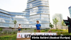 Fémkereskedők tüntetnek a MOL-székház előtt a hulladékkoncessziós rendszer ellen 2023. július 14-én