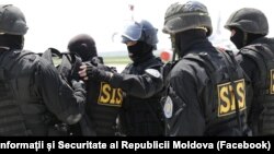 Amendamentele la Legea privind statutul ofițerului de informații și securitate prevăd că și persoanele cu dublă cetățenie se vor putea angaja la SIS, cu condiția ca cea de-a doua este cetățenia unei țări membre a Uniuni Europene.