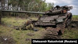 Украинадагы сугышта һәлак булган Русия хәрбиенең мәете. Иллюстратив фото