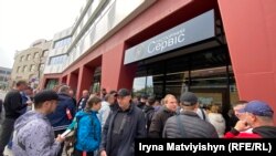 Очередь в отделение украинского паспортного сервиса в Праге после принятия Верховной радой закона о мобилизации. С его вступлением в силу Украина временно запретила выдачу и замену паспортов мужчинам призывного возраста за рубежом.