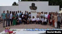 Эл аралык Жогорку Медициналык мектебинин студенттери "Ата-Бейитте".