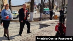 Депутат Ирина Лозован и мэр Окницы Виктор Артаманюк, на церемонии возложения цветов, 24 марта, 2023 г. 