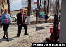 Депутат Ирина Лозован и мэр Окницы Виктор Артаманюк, на церемонии возложения цветов, 24 марта, 2023 г.