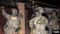  ФСБ России во время задержания предполагаемых участников организации «Хизб ут-Тахрир аль-Ислами» в Крыму, архивное фото 