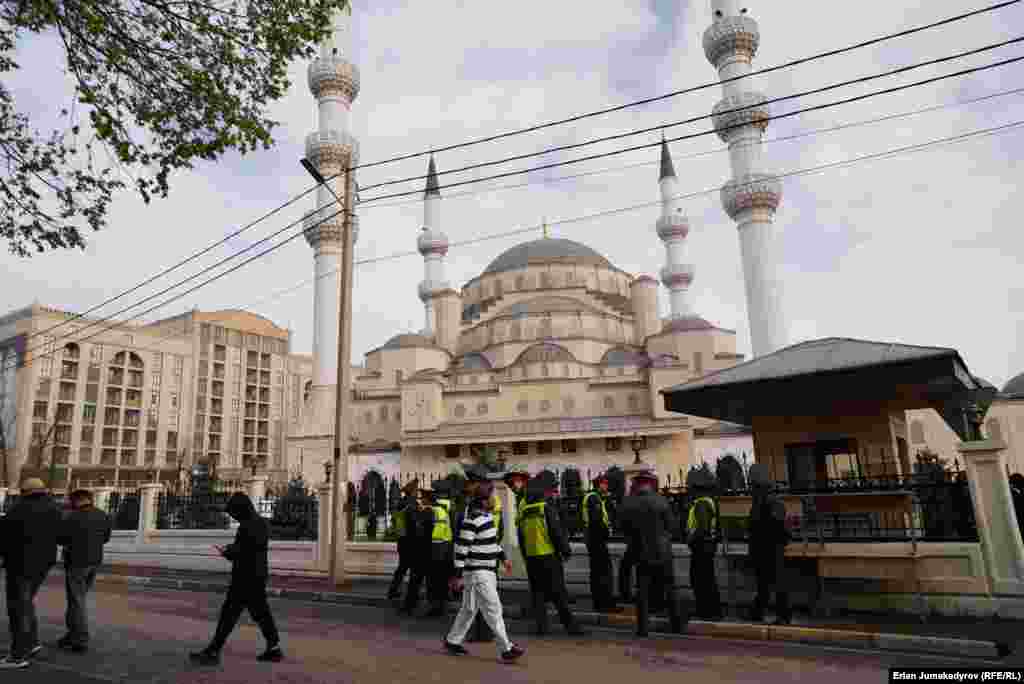 Ички иштер министрлиги Орозо айт майрамына байланыштуу күчөтүлгөн тартипте иштеди. Коомдук коопсуздукту сактоо максатында өлкө боюнча 10 миңден ашуун милиция кызматкери Айт намаз окулган мечиттерди көзөмөлдөп турду.&nbsp;