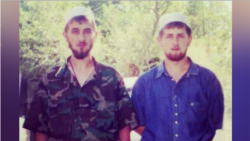 Рамзан Кадыров (оңдо) бир тууганы Зелимхан Кадыров менен.