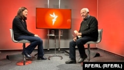 Jurnalistul Neculai Constantin Munteanu a revenit în studioul Europei Libere de la București la 34 de ani de la Revoluția Română, pe care o transmitea pe calea undelor în 1989, de la München. 