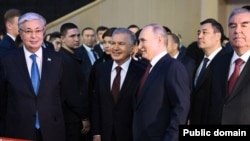 Казакстандын президенти Касым-Жомарт Токаев, Өзбекстандын лидери Шавкат Мирзиёев, Орусиянын президенти Владимир Путин, Кыргызстандын мамлекет башчысы Садыр Жапаров,  Тажикстандын президенти Эмомали Рахмон Казанда, 22-февраль, 2024-жыл.