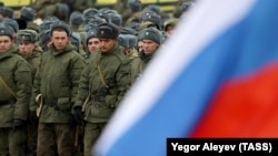 Seferber etilgen rusiyeliler «Kazan Ekspo» sergi merkezinde Ukrayınağa yollanğanda, 2022 senesi oktâbrniñ 23-ü, TASS fotoresimi