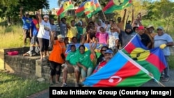 კანაკი დემონსტრანტები კანაკებისა და აზერბაიჯანის დროშებით