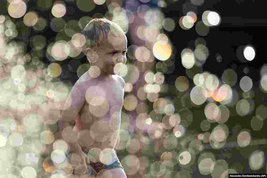 Москвадагы фонтанда серүүндөгөн наристе.&nbsp; 