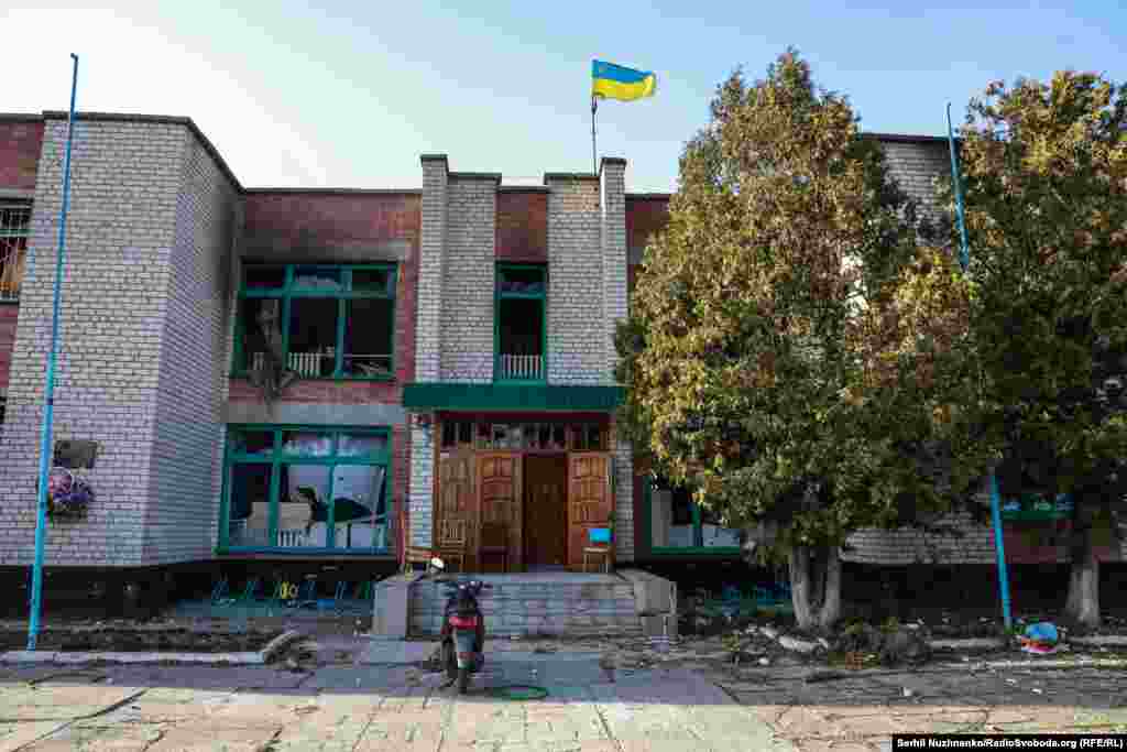 Пошкоджена будівля школи у нещодавно звільненому селі Рудницьке, березень 2022 року / На березень 2024 року будівля школи не відремонтована, хоч, за словами місцевих жителів, і кошти виділенні. Дітей возять на навчання до найближчої школи за 20 кілометрів&nbsp;