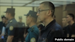 Қарақалпақ белсендісі Дәулетмұрат Тәжімұратов Ташкенттегі Жоғарғы сот залында тұр. 5 шілде, 2023 жыл.