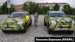 Две от колите, които ще заминат за фронта.