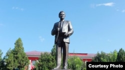 Насирдин Исановдун Ош шаарында тургузулган жаңы айкели. 31.8.2023.