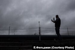 Утром после прилета Навальный делает селфи на месте будущего митинга