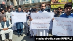 د اپرېل پر ۲۵مه د سوات په نشاط چوک کې د مظاهرې ګډونوالو د ترهګرۍ پرضد شعارونه ورکول.