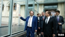 Николай Кропачев (на фото с поднятой рукой), ректор СПбГУ, один из редакторов Толкового словаря государственного языка России