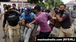 پولیس په کراچۍ کې د بلوڅ یکجهتي کمېټې پلویان نیسي ـ د ۲۰۲۴ز کال د اګست دویمې انځور.