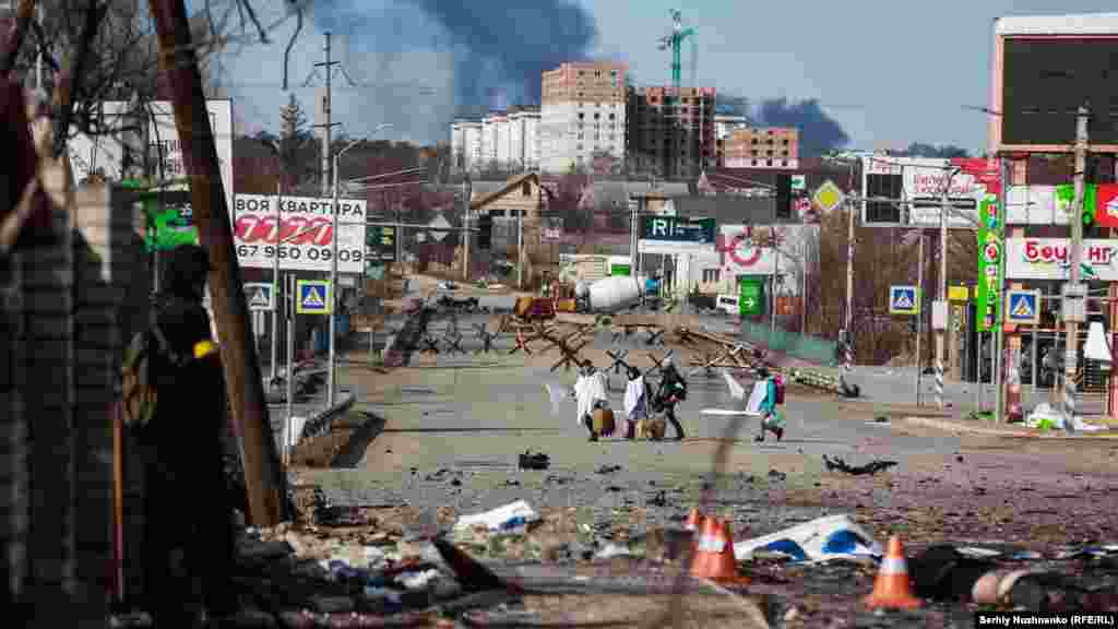 Civili fugind din Bucea și Irpin pe 11 martie 2022.