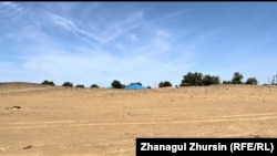 Uzakdan Žyltyr obasynyň jaýlarynyň diňe üçekleri görünýär.