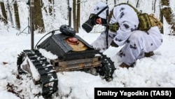 Руски войник тества безпилотен самолет в Донецка област в Украйна през февруари