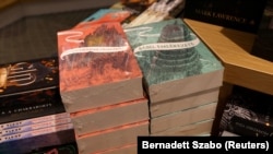 წიგნები, რომლებშიც ჰომოსექსუალი პერსონაჟია, ცელოფანშია გახვეული, ბუდაპეშტი, 2023 წლის 11 ივლისი