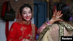 په حسن ابدال کې دوه سېکانې د بېساکۍ مېلې پر مهال - پخوانی انځور.