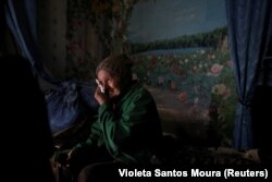 Илустрација - Љубов Василивна (71) во својот дом во Авдивијка, што одбила да го напушти и покрај интензивирањето на руските напади