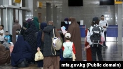 Сириядан кайтарылган аялдар жана балдар. Бишкек, Кыргызстан. 30-август, 2023-жыл. Сүрөттү Тышкы иштер министрлиги таратты.