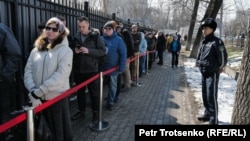 Граждане России стоят в очереди у генерального консульства, чтобы принять участие в выборах президента России. Алматы, 17 марта 2024 года