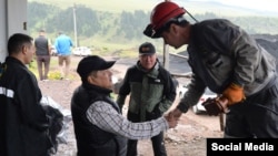 Акылбека Жапарова в поездке к шахте Жыргалан сопровождал Марат Турсунбеков.