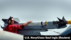 Авіаційний технік оглядає ракету AIM-9 Sidewinder перед польотом. Архівне фото