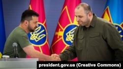 Рустем Умєров (праворуч від Володимира Зеленського) та начальник Генерального штабу Андрій Гнатов кілька днів працювали з представниками президента Дональда Трампа в Сполучених Штатах