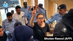 ایمان زینب مزارۍ د ۲۰۲۳ز کال په اګست کې هم ګرفتاره شوې وه، دا د هم هغه وخت انځور دی. 