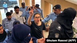 د بشري حقونو فعاله ايمان مزارۍ د اګست پر ر۲۰مه په اسلام اباد کې عدالت ته د وړاندې کېدو پر مهال