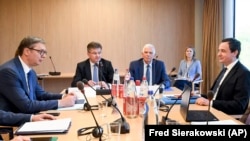 Kryeministri i Kosovës, Albin Kurti (djathtas) me presidentin serb, Aleksandar Vuçiq (majtas) dhe diplomatët e BE-së Josep Borell dhe Mirosllav Lajçak në një prej takimeve në Bruksel.